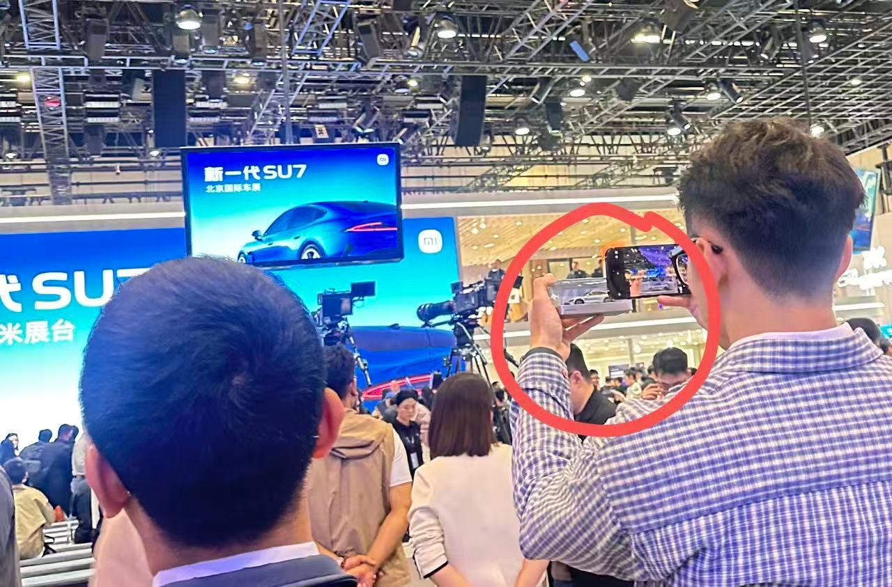 前方同学传来图片，小米车模一如以往很受欢迎阿，队都排到外面了小米 YU7 GT 
