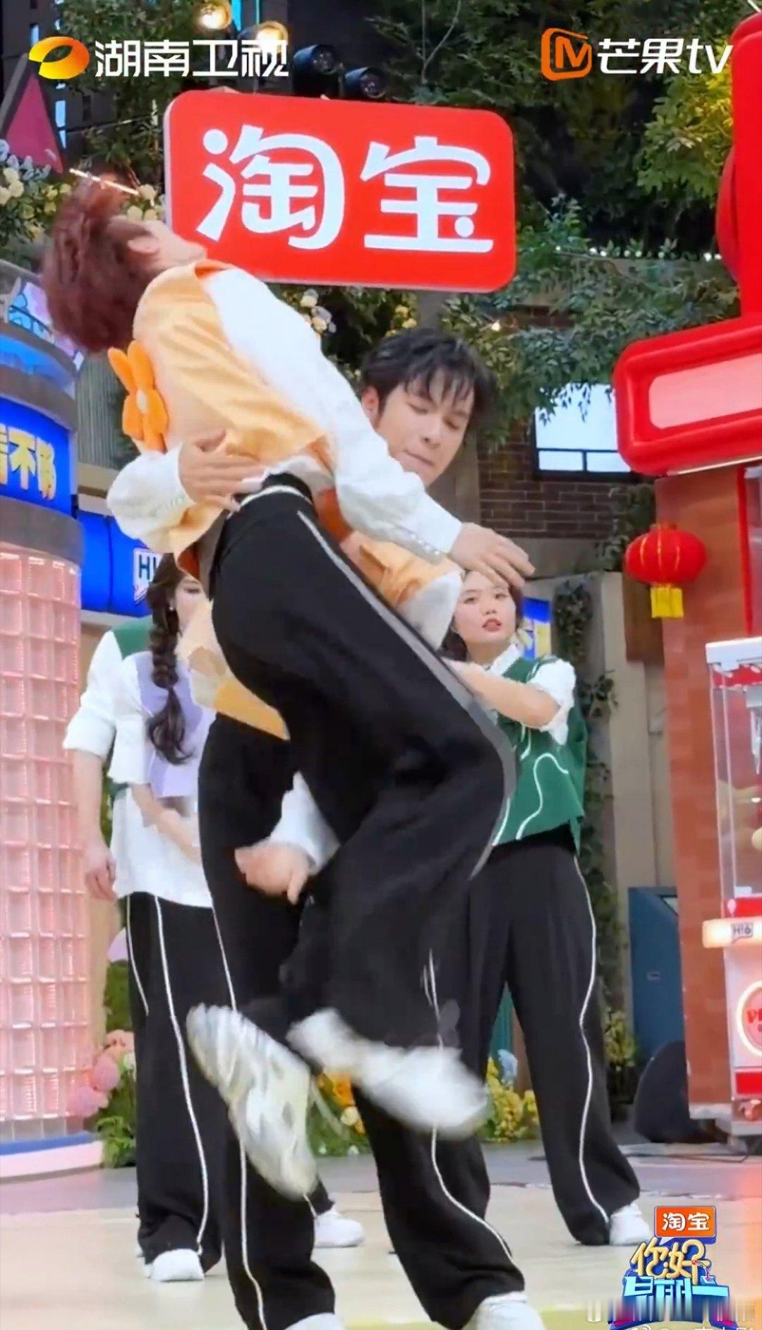 说好兄弟抱变公主抱？张颜齐单手抱起丁程鑫转圈圈，反差萌我服😝张颜齐公主抱丁程鑫