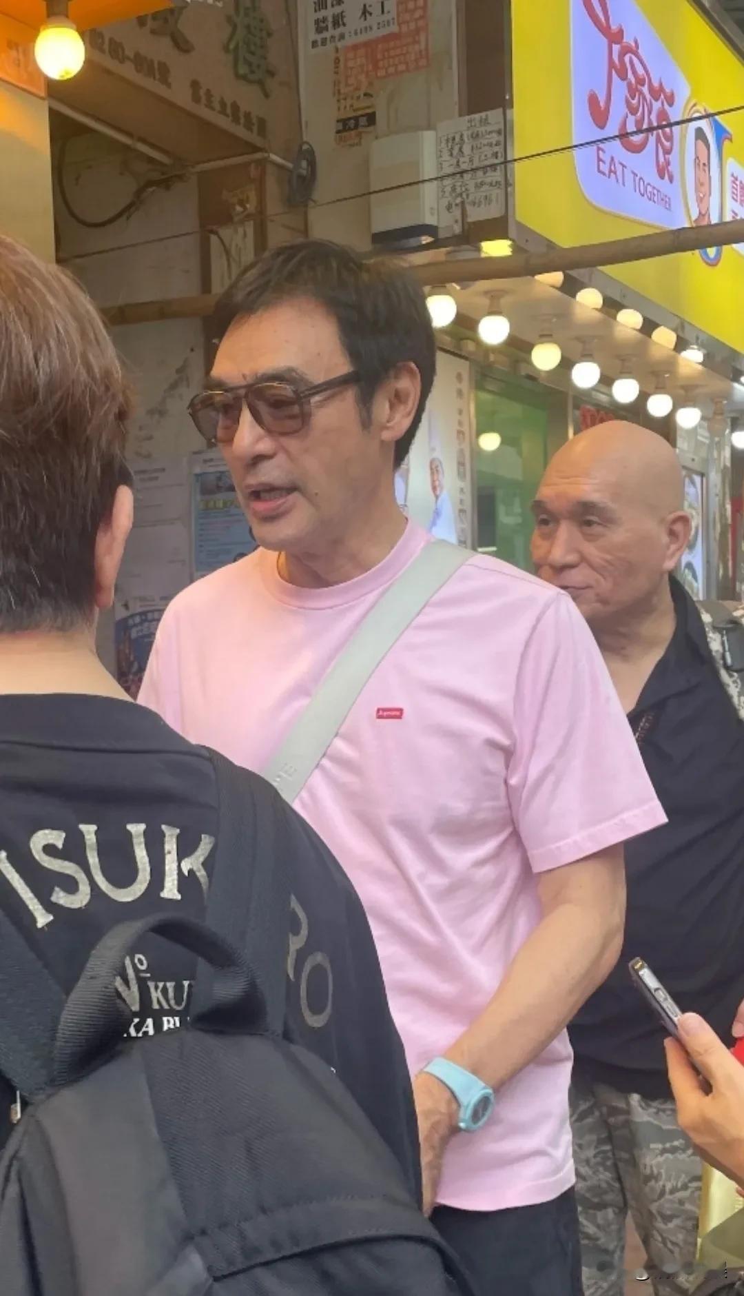73岁的钟镇涛现身香港一间面馆吃面，他的生图居然比精修图看起来还年轻，果然港星的