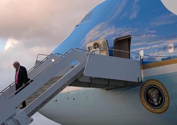 特朗普佛州遇“惊魂10分钟”！可疑物体迫使总统车队深夜紧急改道

骑警开道的摩托