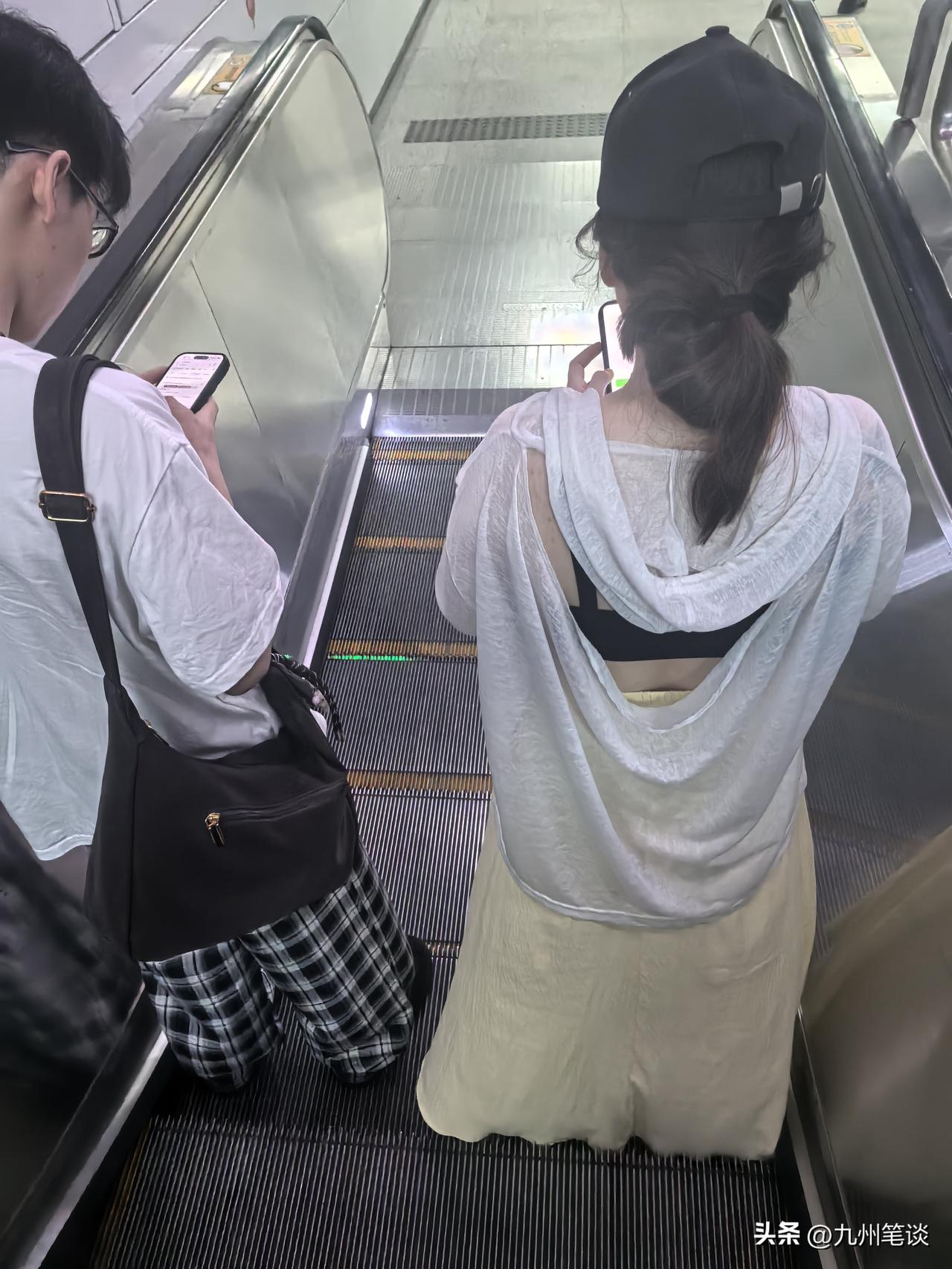 搭乘扶梯到底要不要靠一侧站立？
小情侣并排站在扶梯上，被赶着去卫生间的大叔回头狠