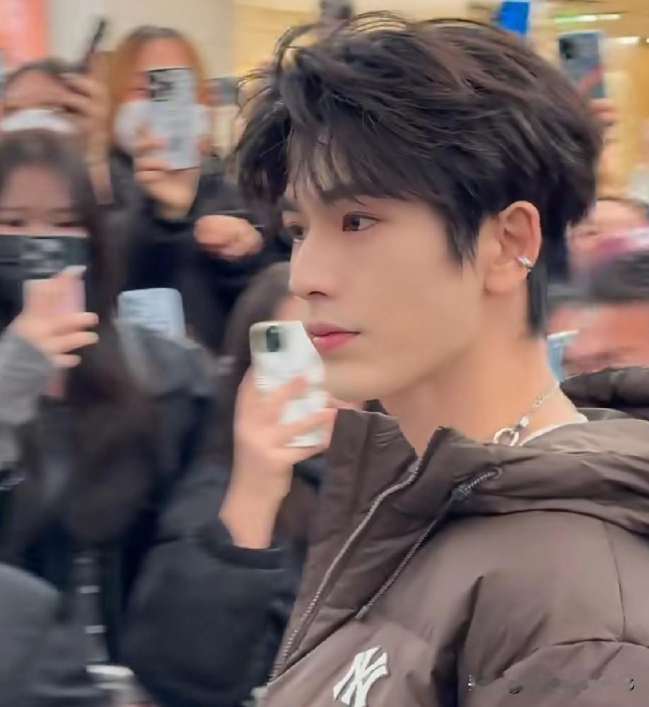 张凌赫这颜值真是帅得明明白白！
不是猴系也不是犬系，
就是教科书级别的正统帅哥，