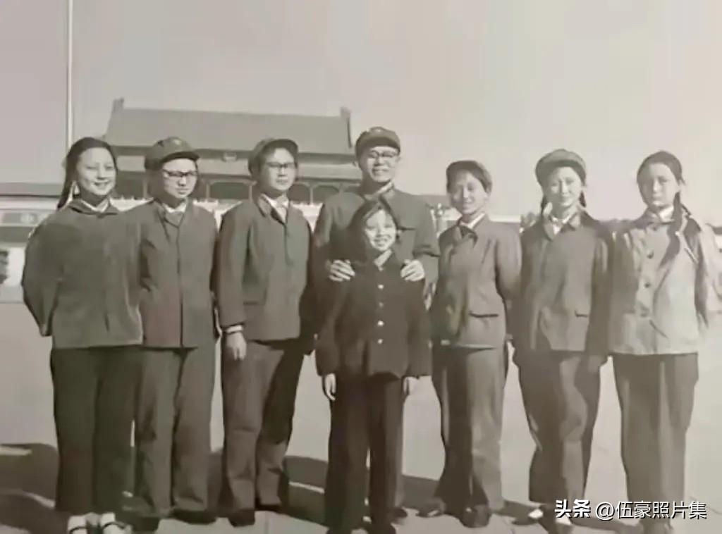 上世纪七十年代初，时任工程兵学院院长王兆相将军（后中）和老战友吴荣正将军的七个女