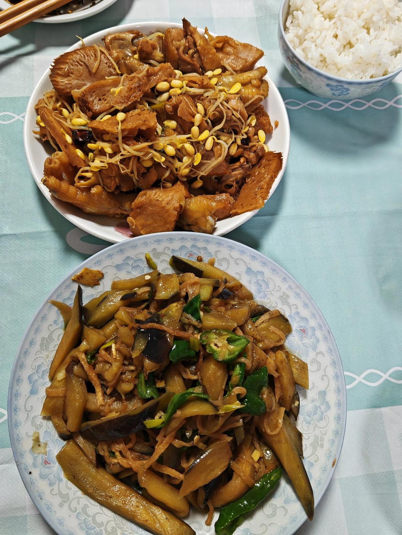 小县城四口之家的晚饭
收拾厨房的时候发现了一包晒干的猴头菇，这还是东北亲戚过年给