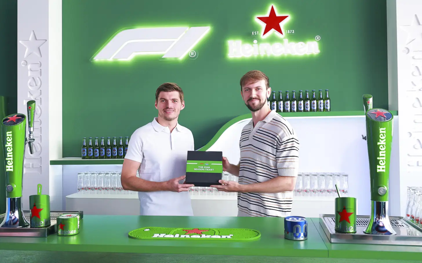 F1与喜力联合推出F1史上首张全赛季通票！一位幸运车迷持有此票可携带一位同行人，