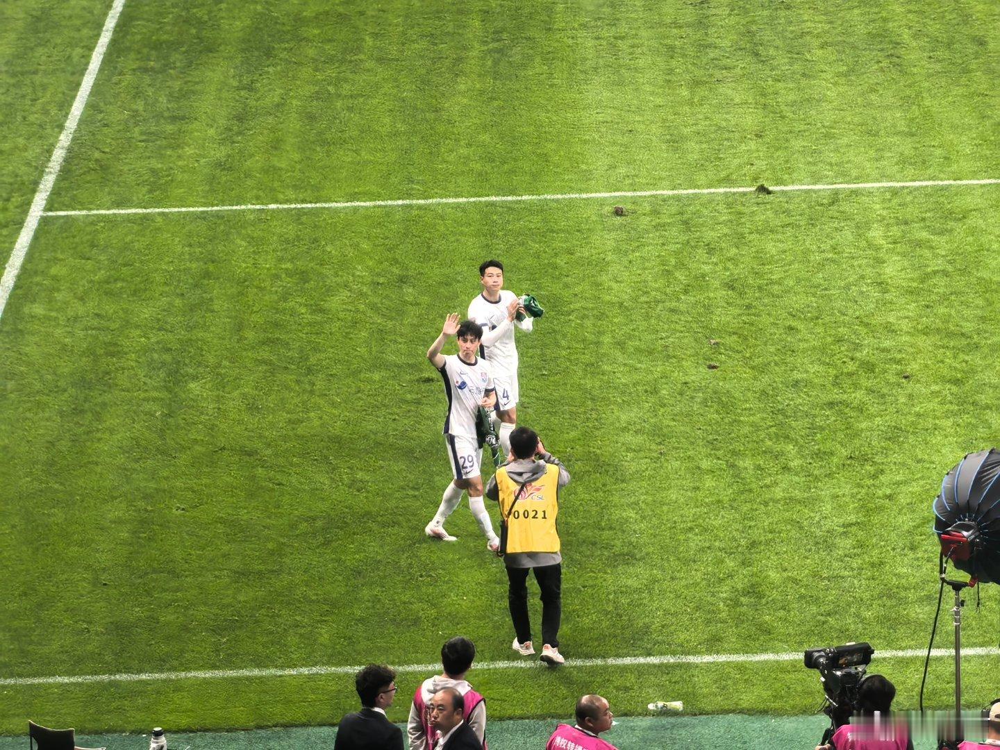 巴顿、杨帆谢场，掌声很热烈。北京国安2比4天津津门虎