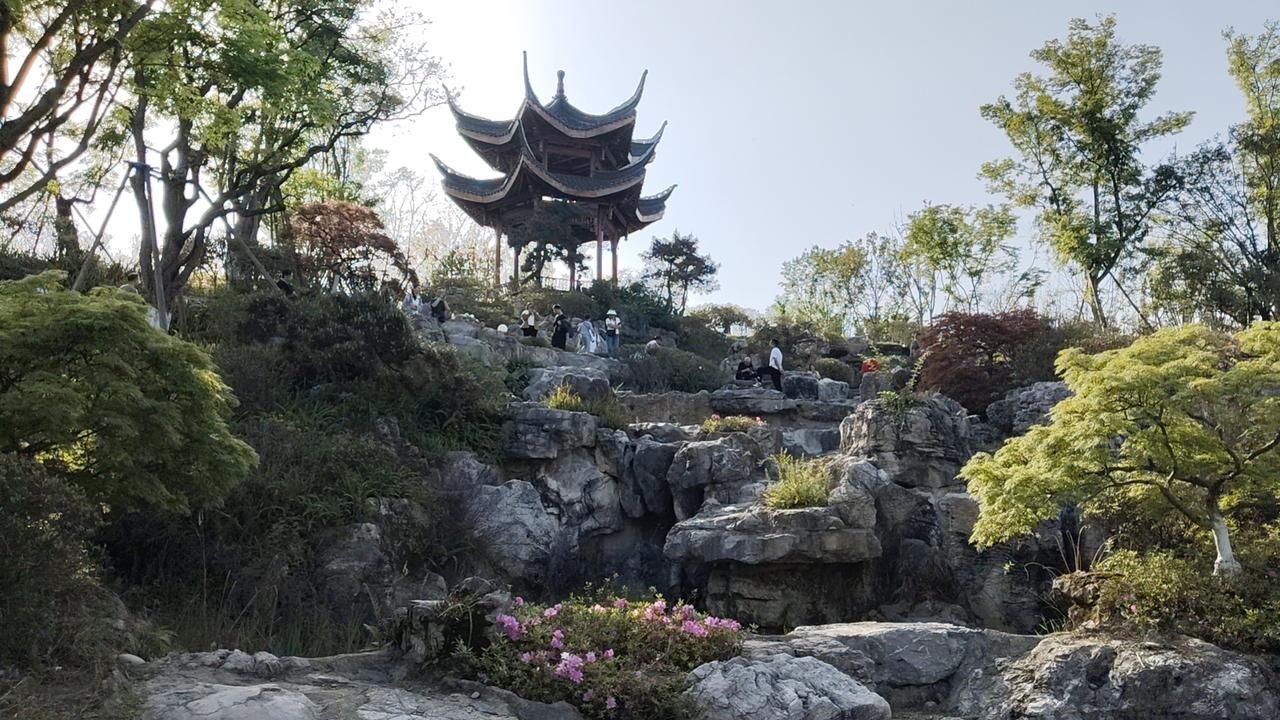 成都·郫都蜀韵园

蜀韵园位于郫都菁蓉湖畔，在青蓉湖公园沙滩附近，毗邻成都科幻馆