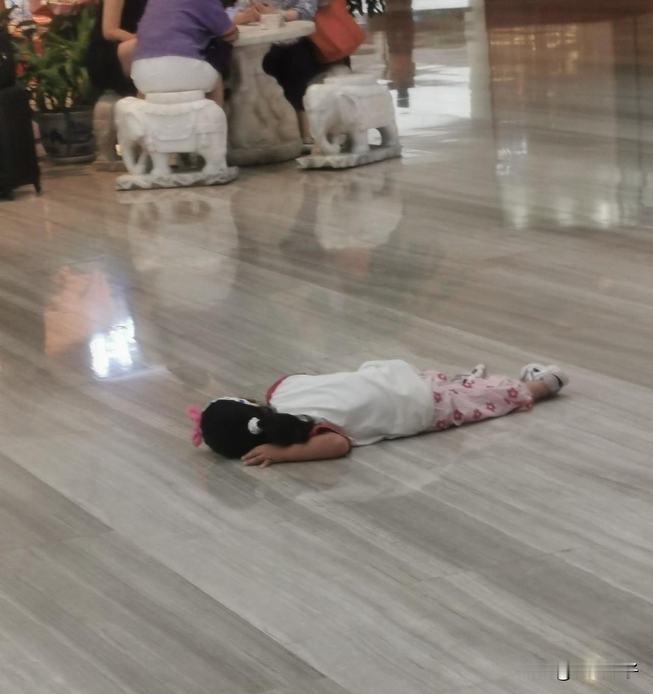 这孩子该不该揍？

今天晚上，我和朋友经过富丽华酒店大堂，看到一个4~5岁的小姑
