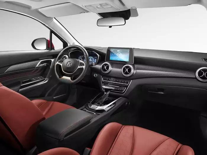 绅宝D50这造型设计谈不上丑，但绝对土得掉渣，把镀铬中网做大，和前大灯相连，前大