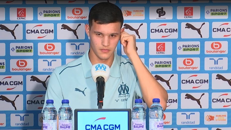 🗣️你想踢什么位置？你的榜样是？卡博尼🎙️：“我想踢10号位置，这很大程度上