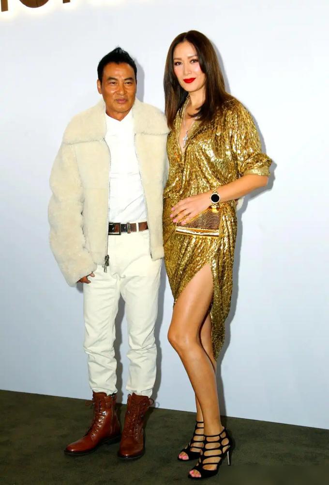 你敢信？硬汉任达华在产房外蹲成一团，攥着B超照哭到直抽抽。
1997年他42岁