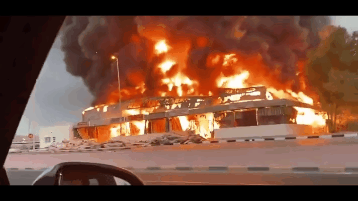 现在伊朗的轰炸目标已经不局限于军事目标了，中东海湾国家的石油设施也在他们轰炸之列