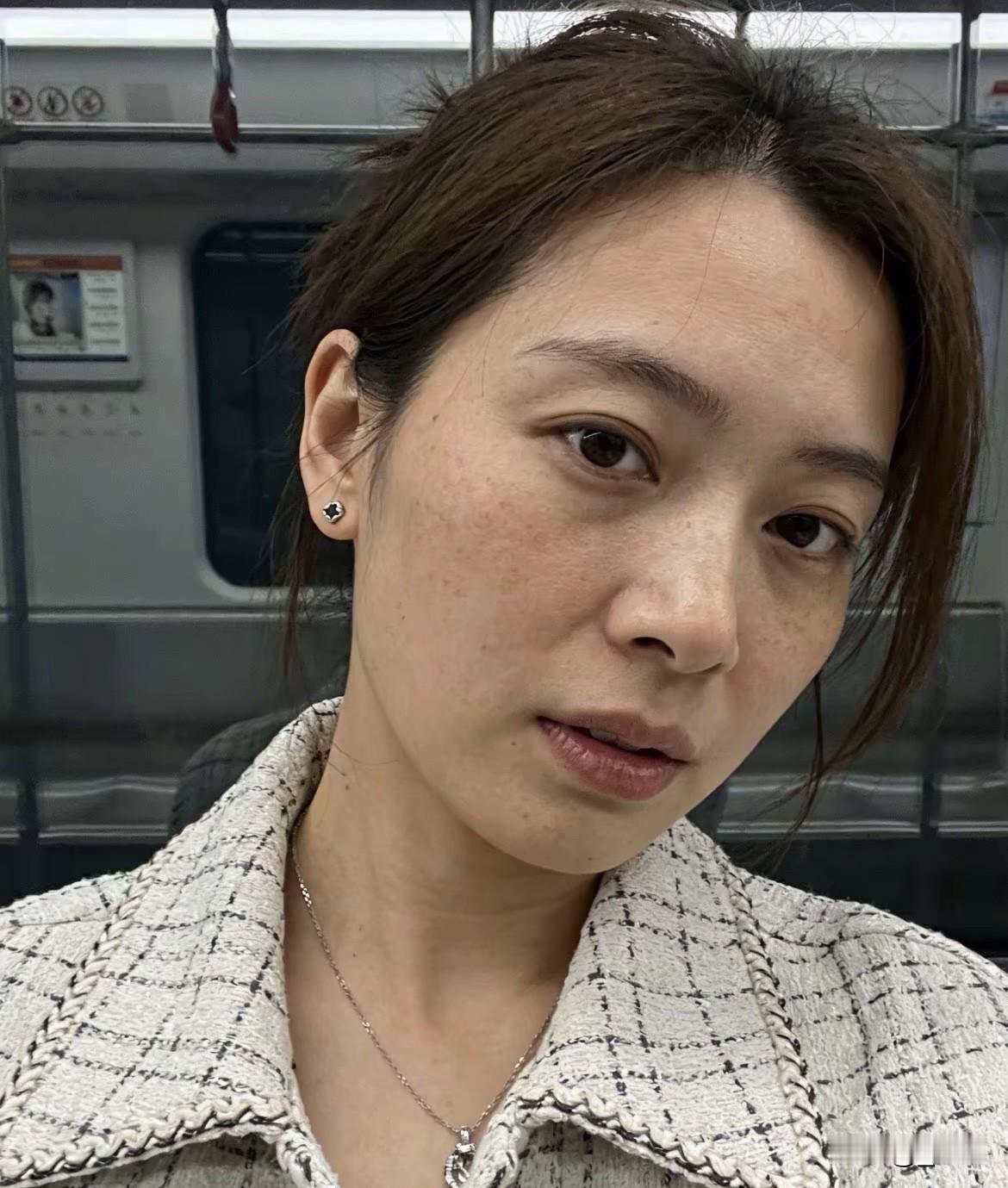 很多男生都在说，
要是取消美颜功能，
女生就不敢在网上晒自拍照了！
那这张无美颜