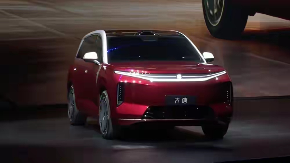 比亚迪大唐这个红白配色，真的好帅呀，很难想象，这样一辆大车回村过年的那一段路上，