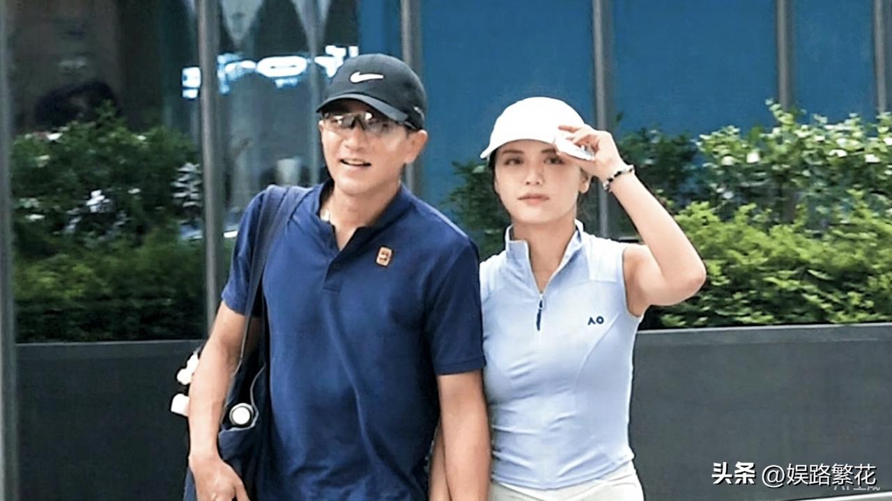 好奇查了一下刘恺威的新女友黎纪君，
不深挖还真没发现，
她压根就不是大家脑补里那