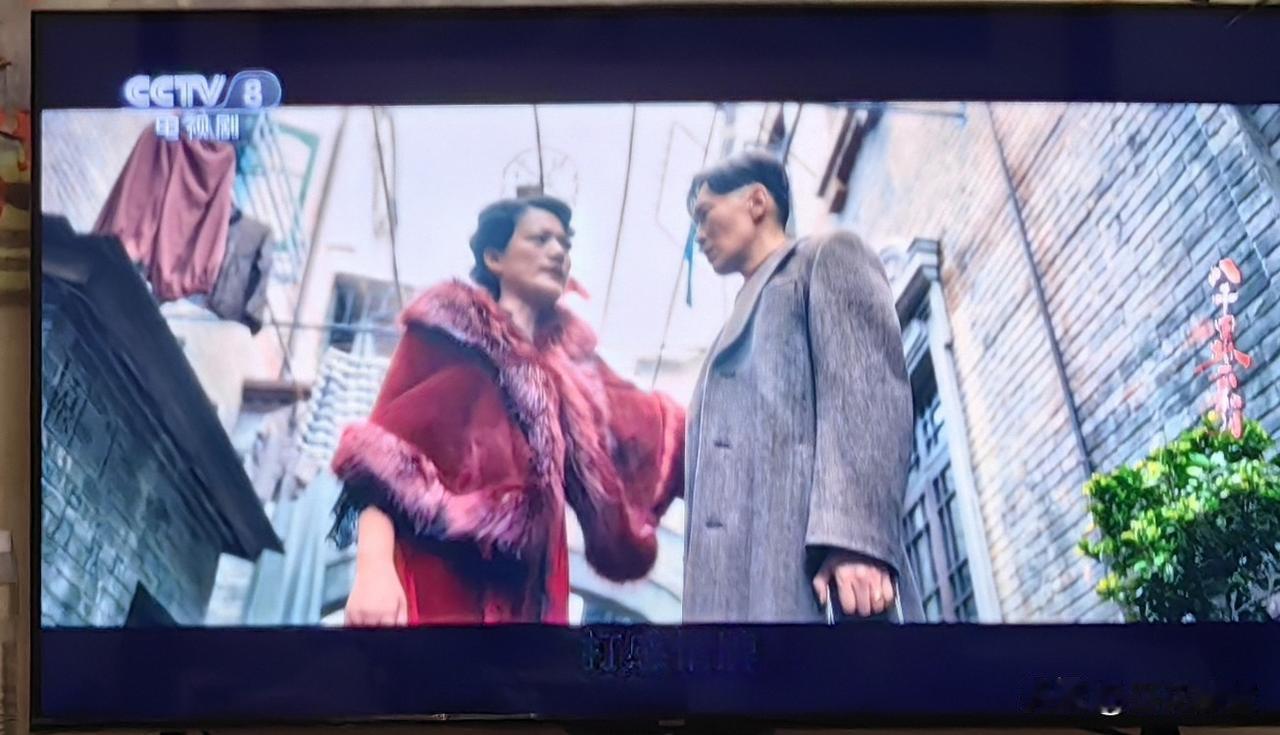 感觉到“下巴尖得能戳伤脖子”的锥子脸审美趋势，有所减弱。

这一点先是从演员孙千