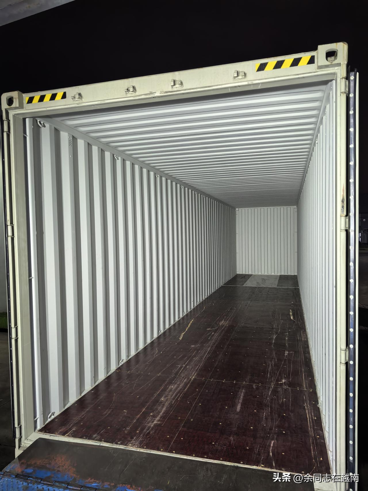 这两天负责出货的越南小姑娘请假，这个班又没有备用的人，只能自己顶上。一个人干两个