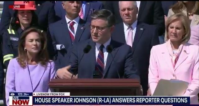 美国国会 众议长迈克·约翰逊当地时间4月15日称教皇这是咎由自取：＂宗教领袖可以