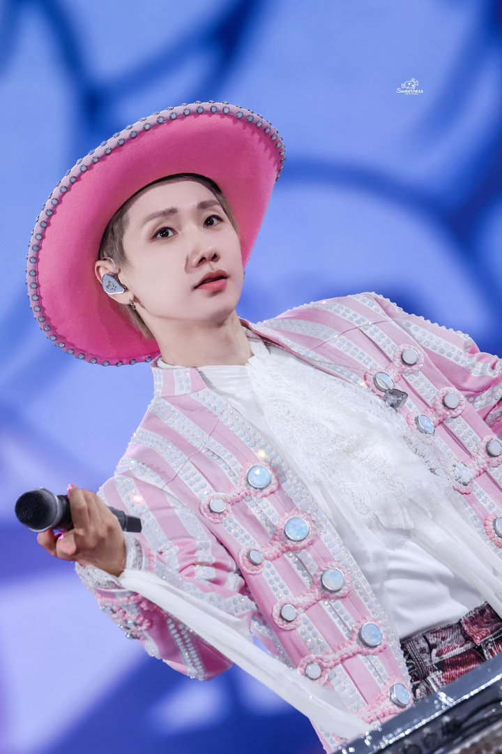 汪苏泷坐三轮比上歌手还紧张五十公里桃花坞 汪苏泷坐三轮的紧张感隔着屏幕都能传染。