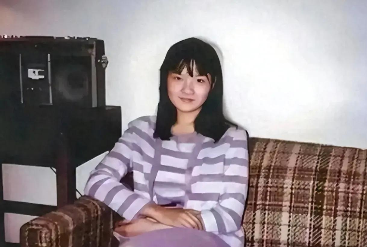 1980年初夏，19岁的洪晃在北京史家胡同51号家中留下一张照片。照片里她坐在沙
