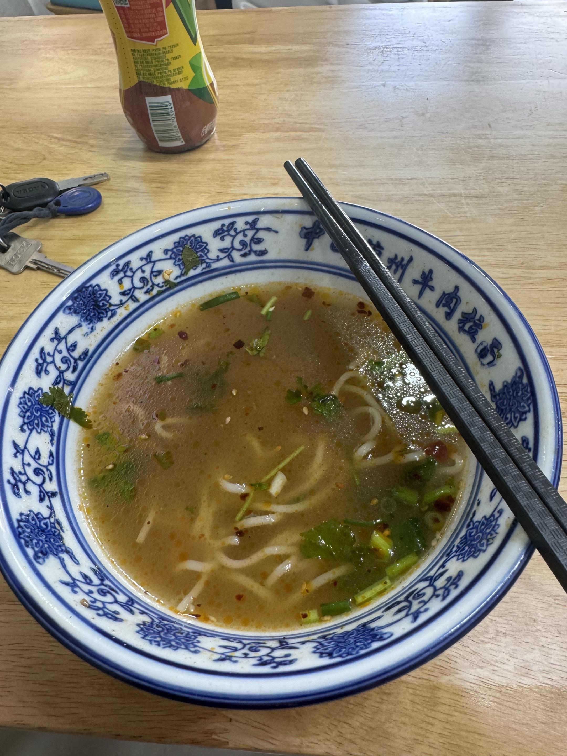 一上午忙的团团转 饿的头蒙眼黑低血糖 出来吃个饭 边吃边对接下个店的准...