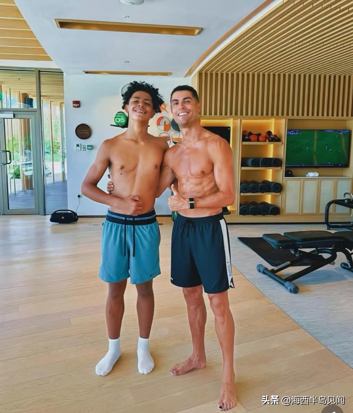 世界知名足球运动员C罗和他的儿子“迷你罗”（Cristiano Ronaldo 