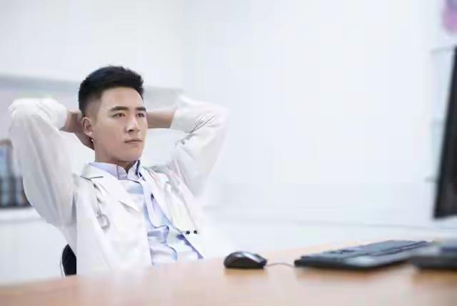 明年元旦正式落地的医保法，真正敲碎固有行医模式的，不是简单罚款，而是那套12分驾