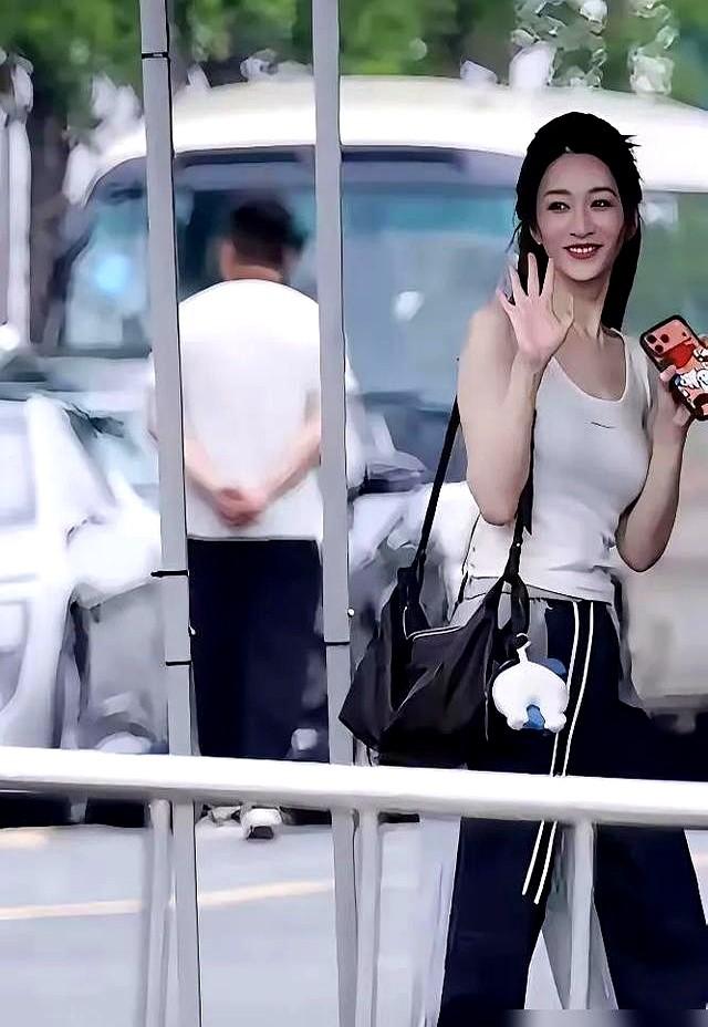 李小冉这是彻底不装了？

那个曾说死也不上真人秀的“佛系”演员，如今却在《乘风2