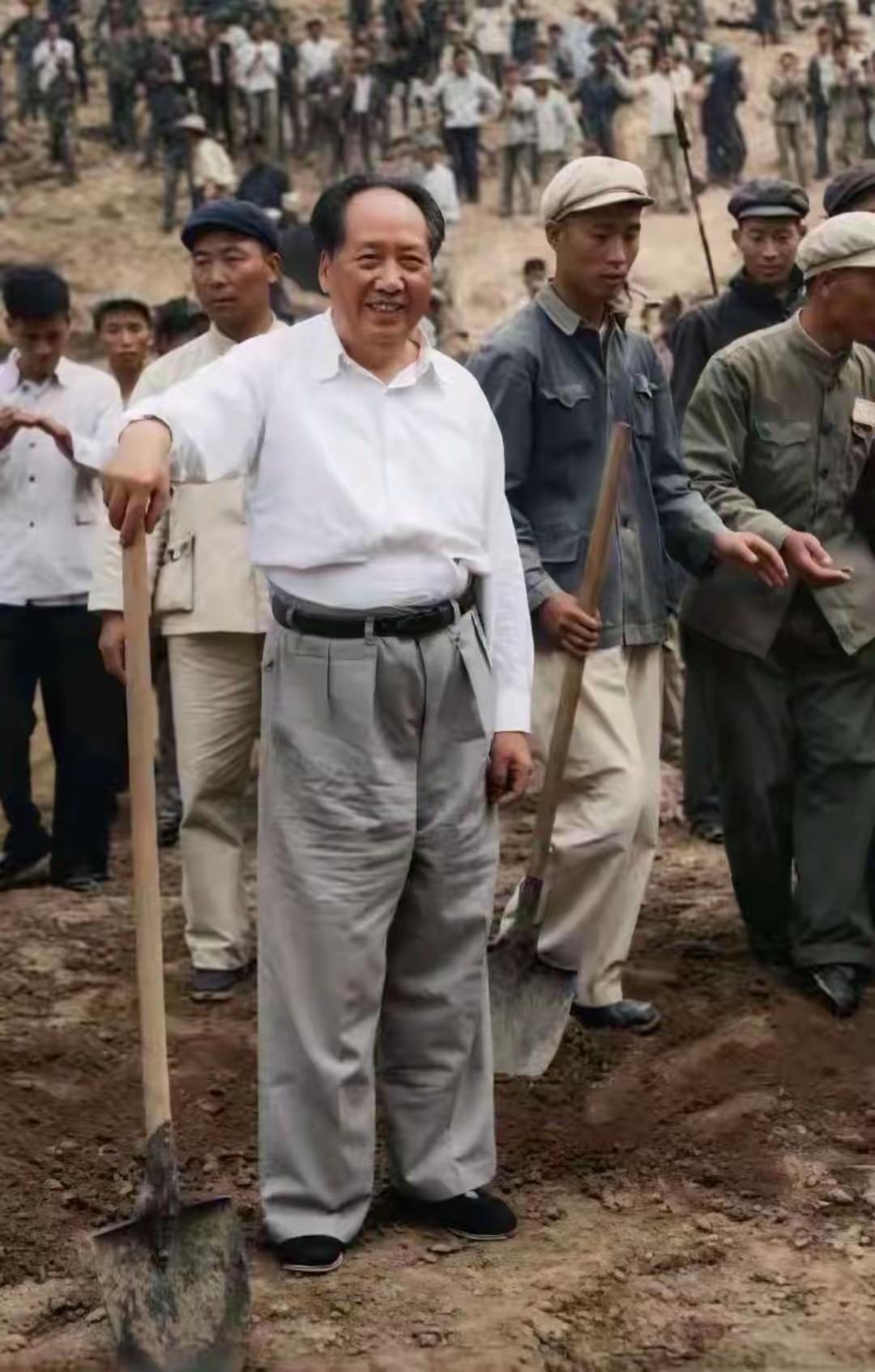 说起建国初那几年，老一辈人眼里都闪着光。那时候没啥高楼大厦，可走在街上，满眼都是