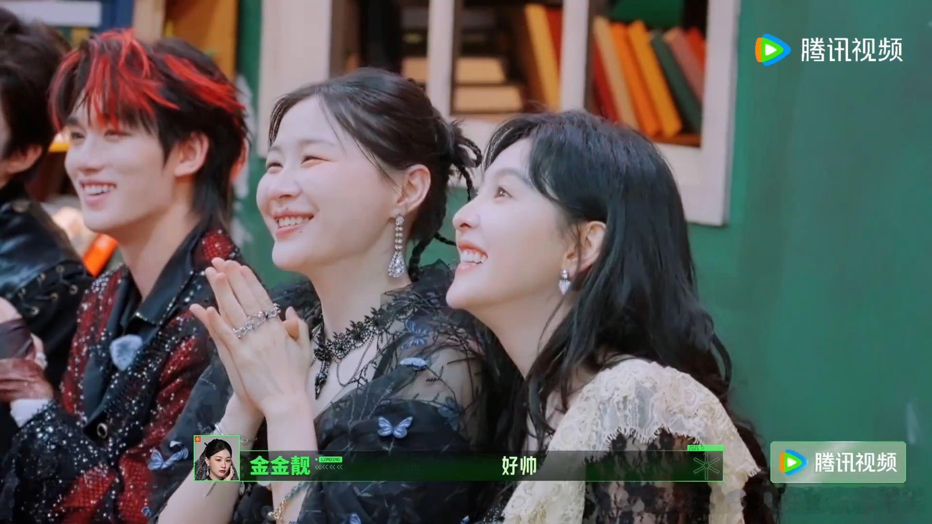金靖夸完章若楠接，俩人像在给周柯宇做现场BGM。柯宇站那儿手都不知道往哪放，最后