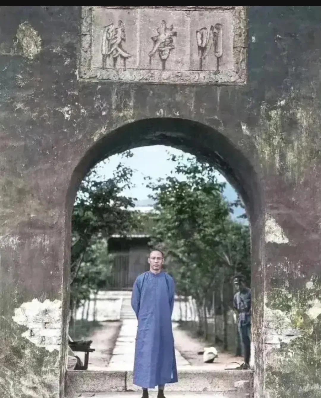 1925年，南京明孝陵，一个年轻人留下了这张照片，当时的他年近不惑，看起来踌躇满