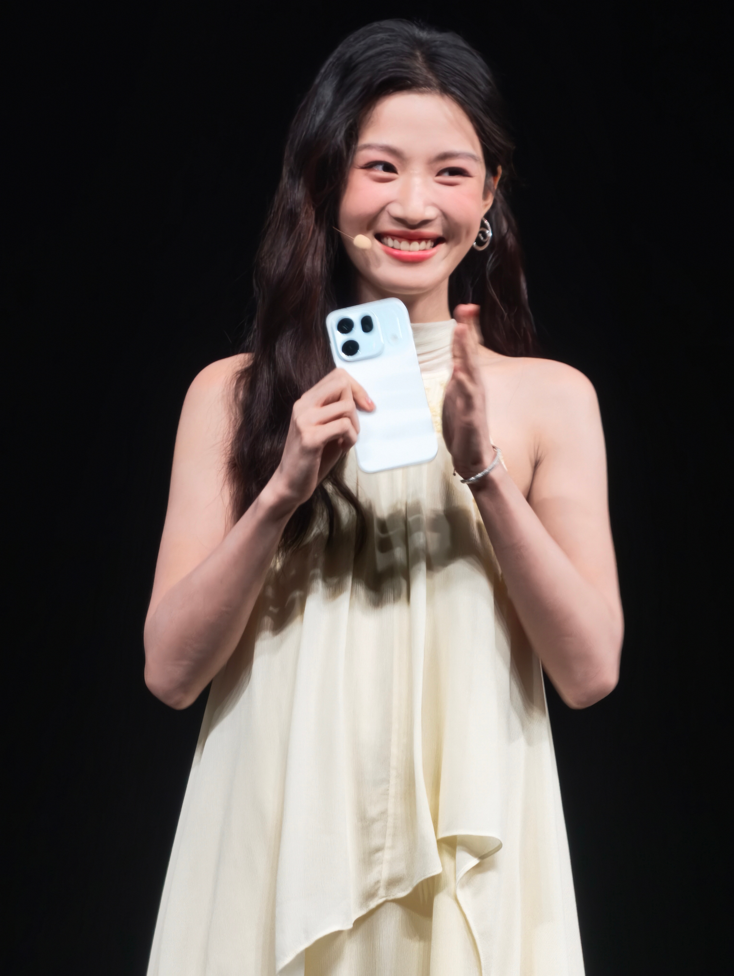 OPPO发布会本来只想来看看你们最关心的价格，结果突降惊喜，卢昱晓突然出现[打c