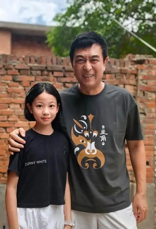 和张嘉益老师同框的这位小演员，你认识吗？她叫王少熙。她在剧中演唱的那段“他大舅他