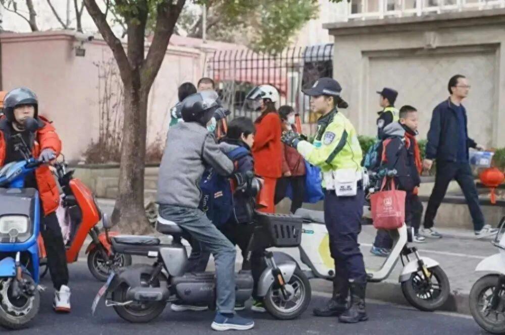 严查电动车接送小孩！接娃怎么办？国家新规定：把方便留给群众！

-

2026年