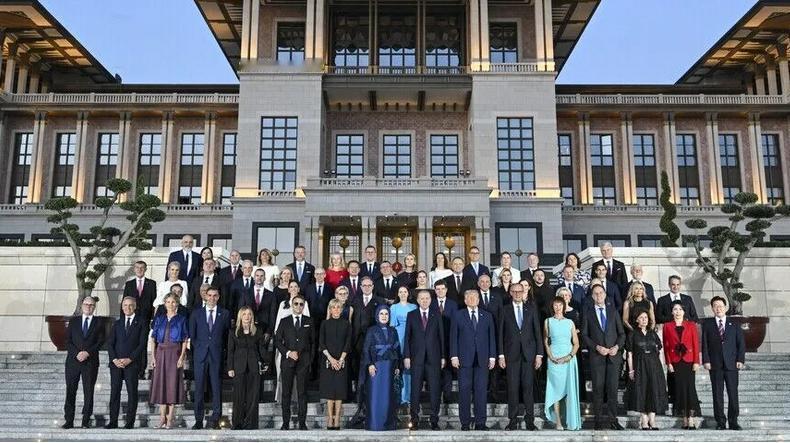 土耳其总统埃尔多安携妻子，为出席在安卡拉举行的第36届北约国家元首和政府首脑峰会
