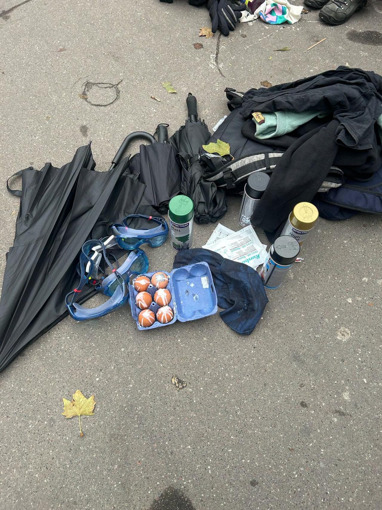 有备而来！10月24日法国警察抓获一名男子，在其随身携带的背包里查获大量物品。有