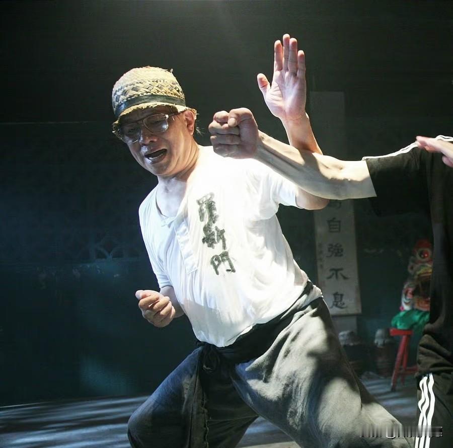 你有没有想过，
什么叫“好走”？
梁小龙的离开，让很多人突然懂了——幸福不是走得