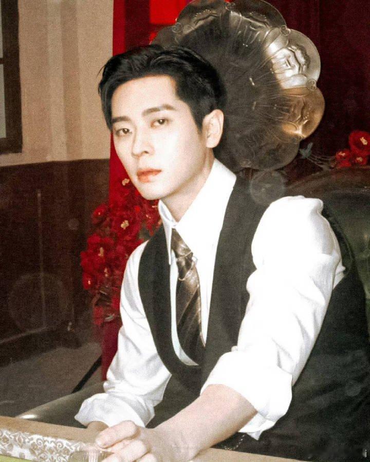 丞磊玉簟秋这个路透镜头，真让人想起宫二公子啊，让丞磊演民国剧的简直是天才