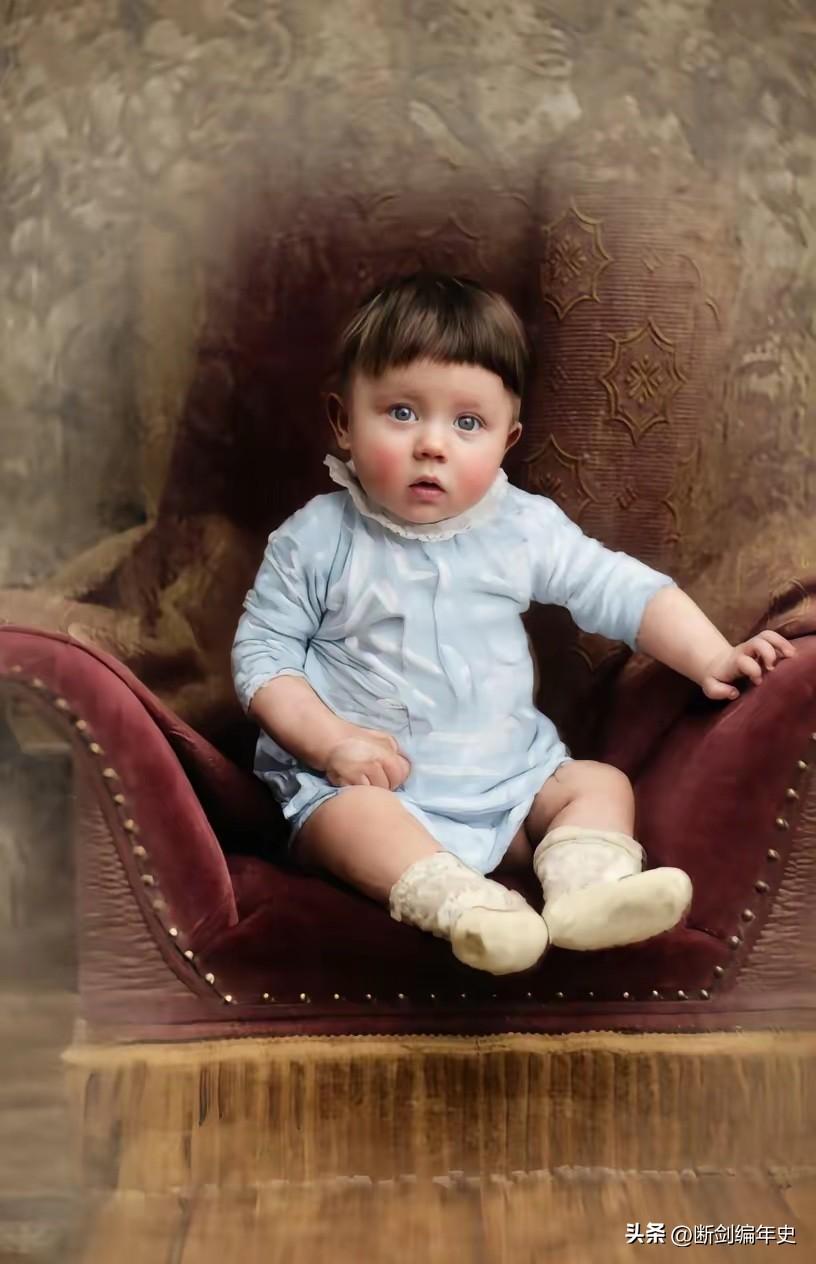 婴儿时期的阿道夫·希特勒，拍摄于1889-1890年左右，也就是他出生后不久。地