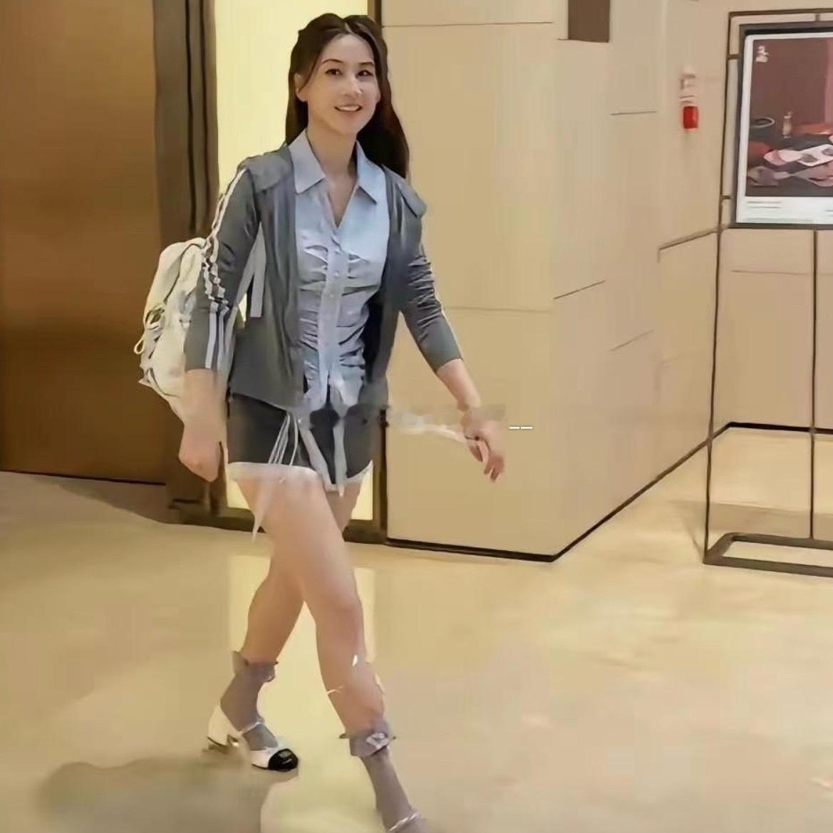 离婚后的黄圣依，整个就是一个女大学生的感觉 