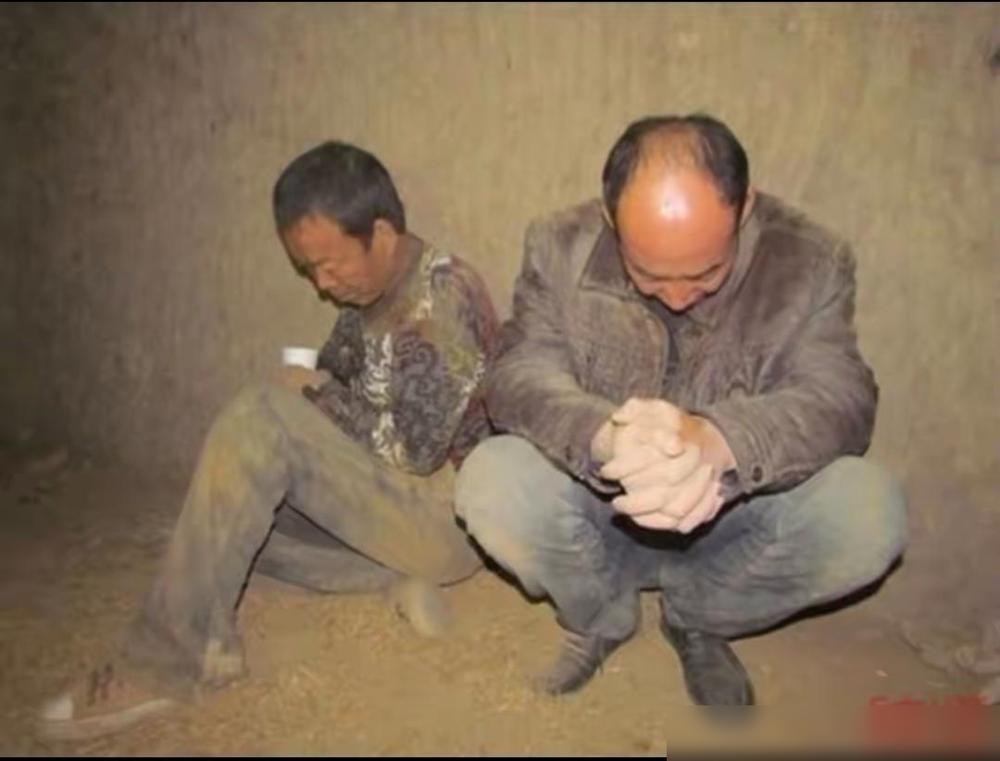 在古代，父子一起盗墓，都是父亲先从盗墓口出来，儿子再出来，因为父亲从来不会害儿子
