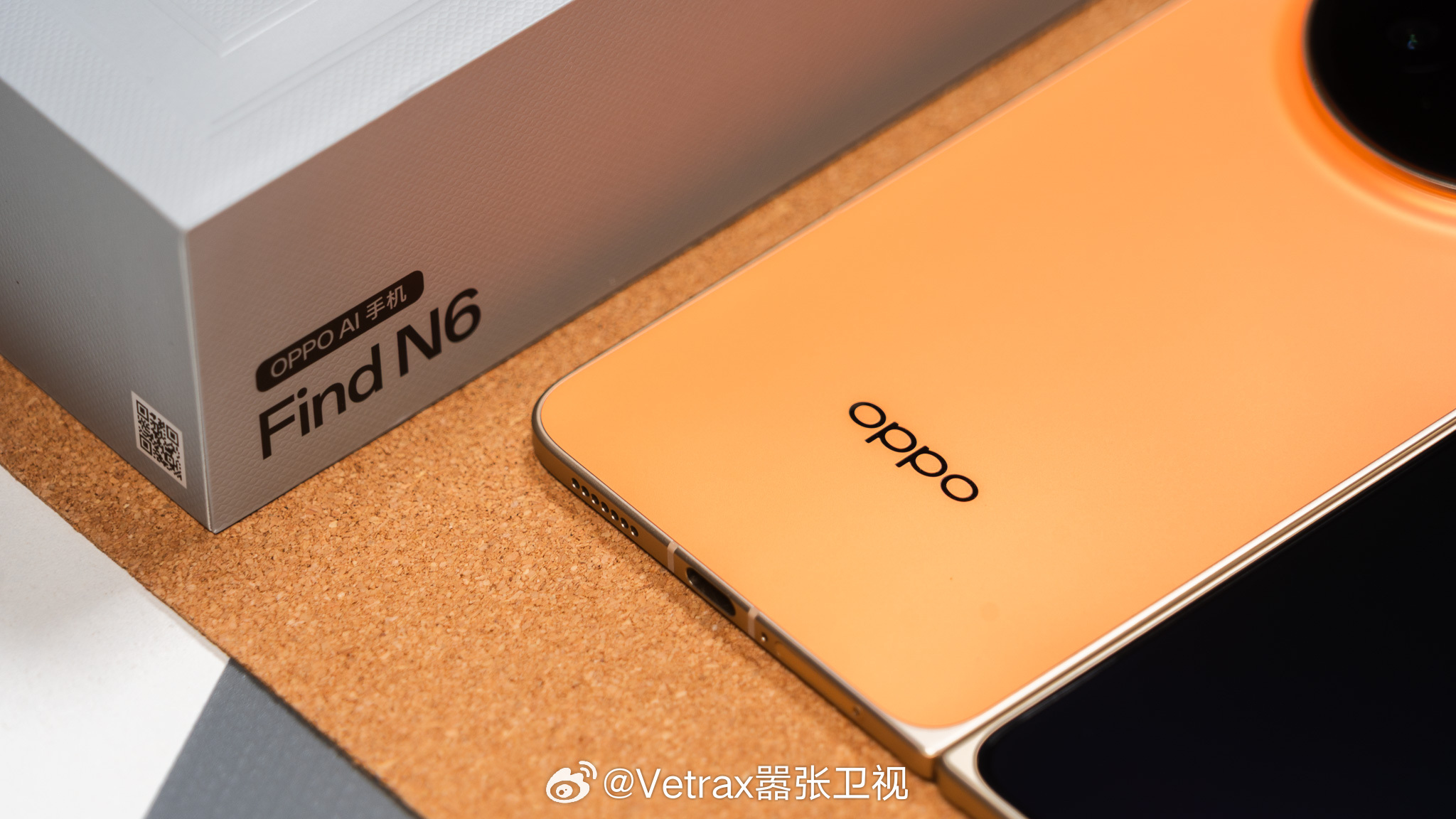 It's OPPO Find N6 『金橙』。一部你看产品宣传会觉得『怎么还在老