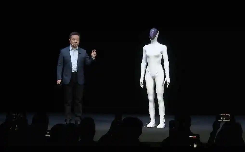 中国新型人形机器人：动作平稳，不得不切开证明里面没有人！
    小鹏的新型人形