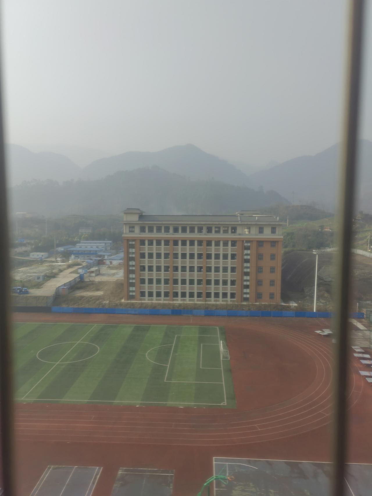 《浓雾弥漫，出行须注意安全》
清晨出门浓雾飘，
眼前尽是雾缭绕。
到了中午仍未消