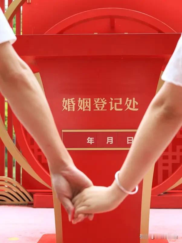 人老了，靠老公、子女还是钱，这问题真挺现实。
靠老公，年轻时携手走过风雨，老来相