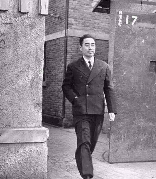 1927年，周恩来被捕，谁料，审讯他的人，竟是他的学生，他凑近周恩来，轻声说：“