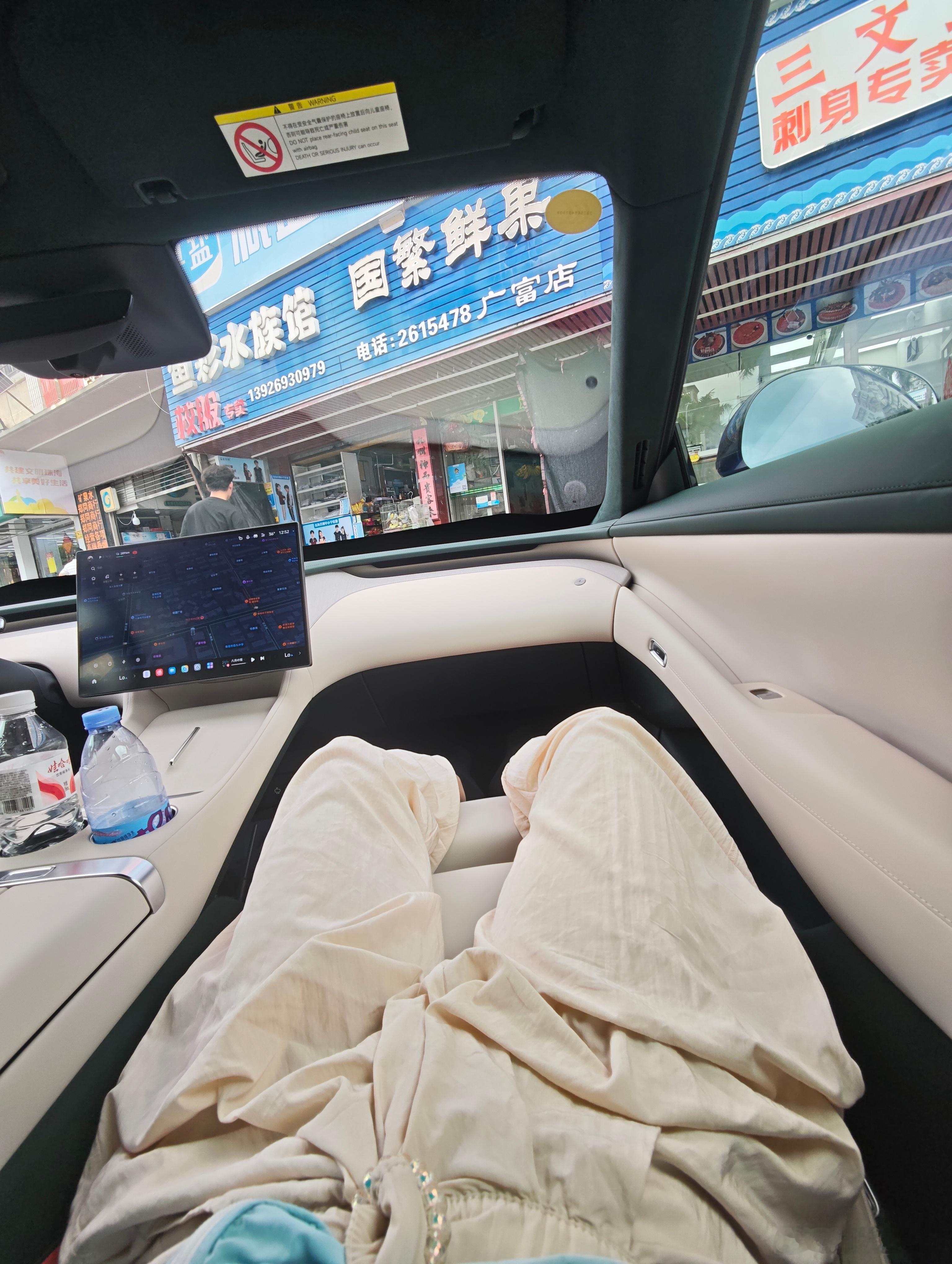 广东暴晒到水泥路都顶不住不想下车，下不了一点，离开空调我会直接融化🫠 