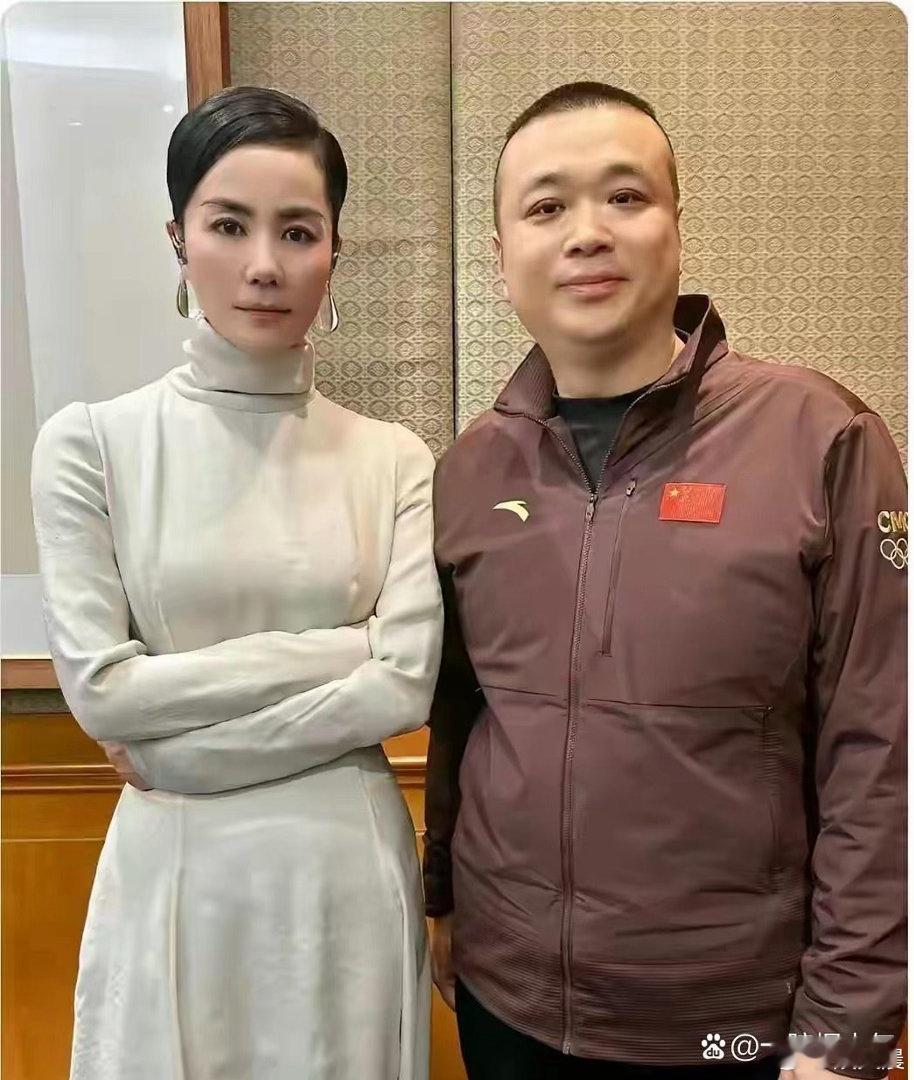 王菲独特的清冷气质独树一帜，韵味脱俗，在一众女星中遥遥领先。 