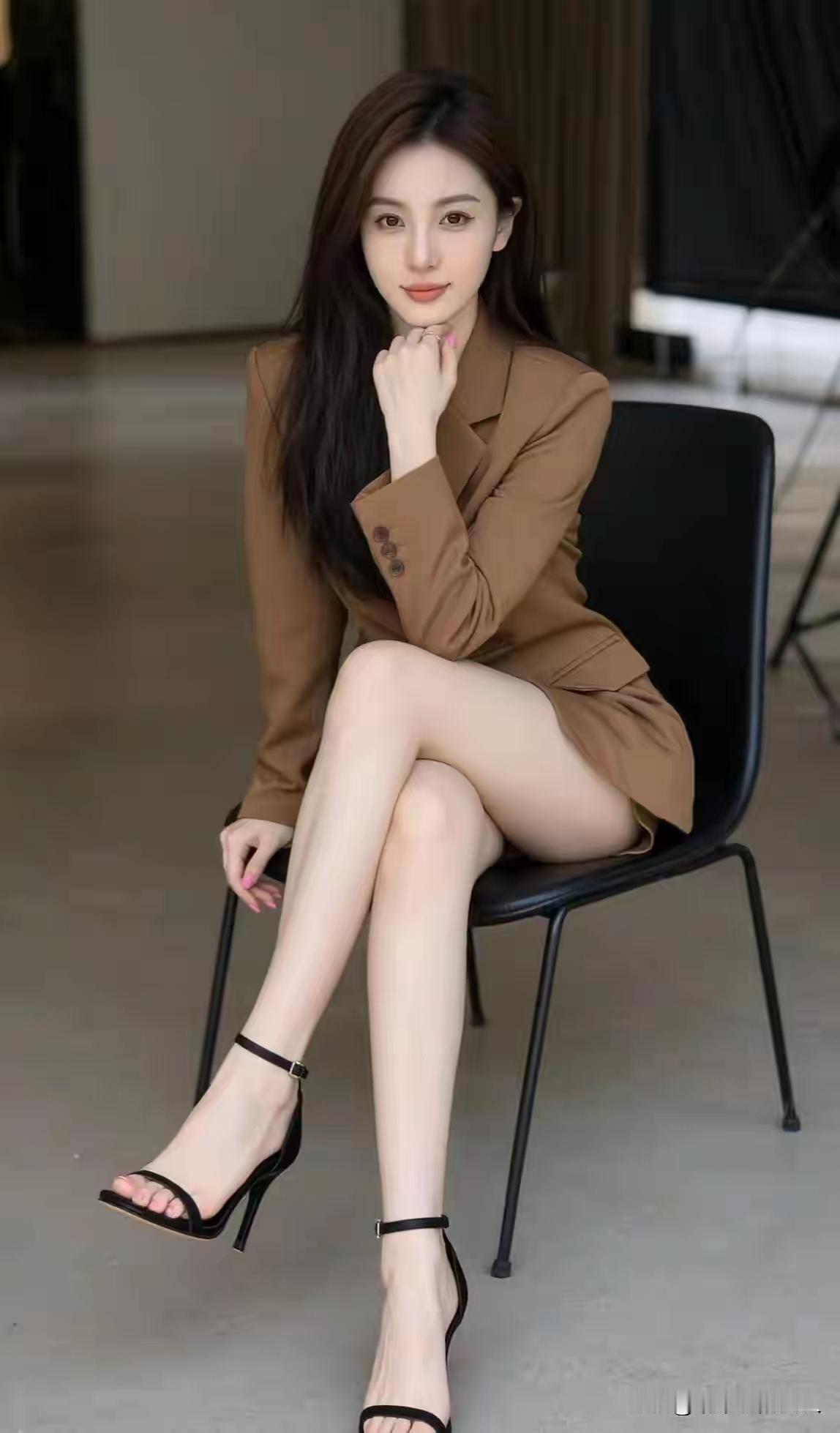 优雅职场风，棕色西装裙搭配黑色高跟鞋，尽显女性魅力！