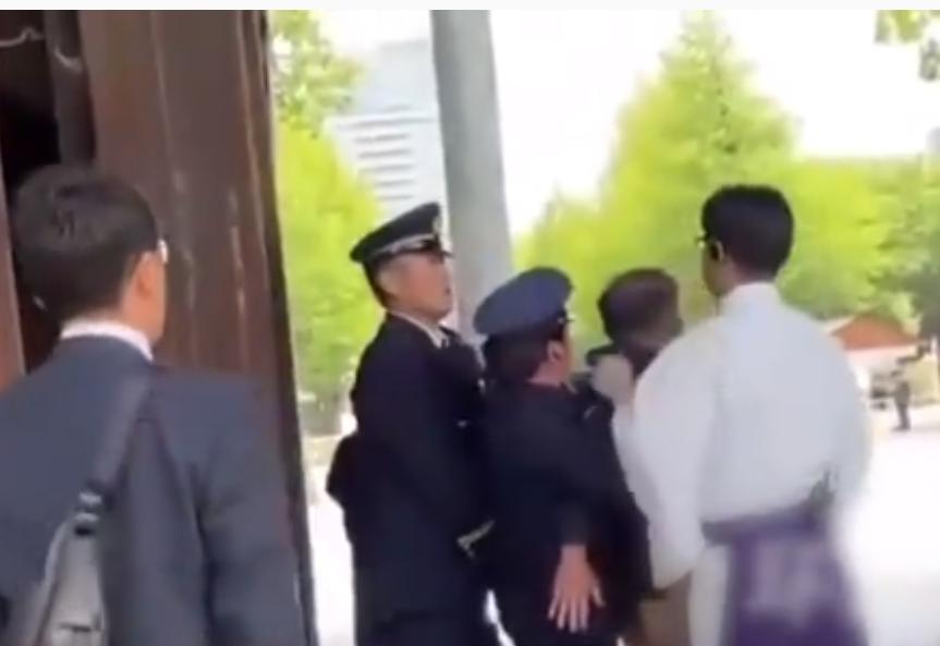 日本神社闹剧上演，一名64岁韩国男子悬挂抗议横幅，当场被日方警方带走，而这场风波